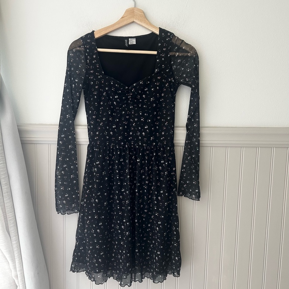 Divided H&M XS Cute Black Floral Long Sleeve Sweetheart Dress